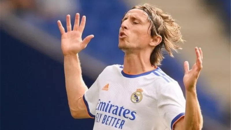 ريال مدريد يمدد عقد نجم وسطه لمدة عام