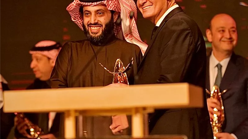 المستشار تركي آل الشيخ يكرم المنتج حماده اسماعيل عن موسم الرياض ومهرجان چوي