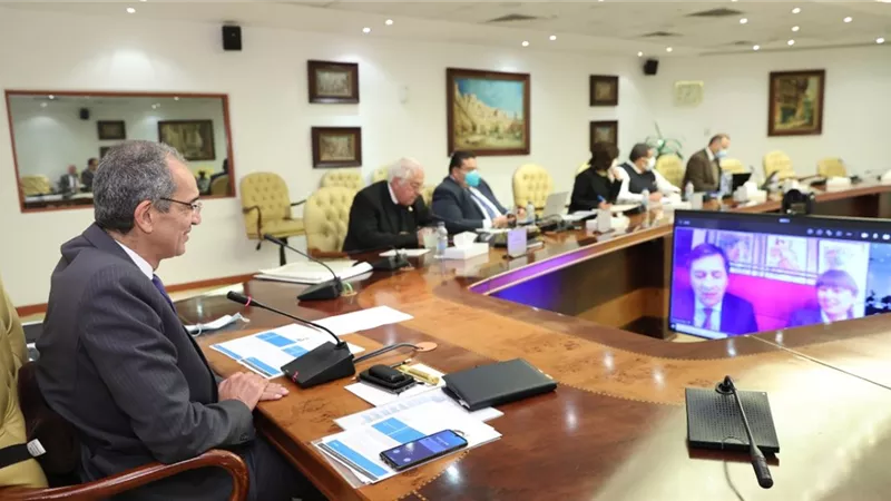 طلعت يناقش تنفيذ مشروعات وزارة الاتصالات فى المبادرة الرئاسية 