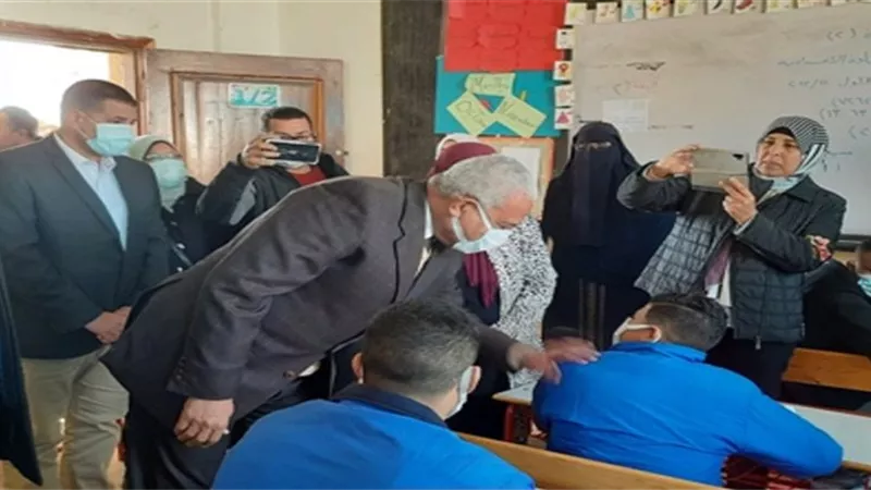 محافظ السويس يتفقد امتحانات الشهادة الإعدادية