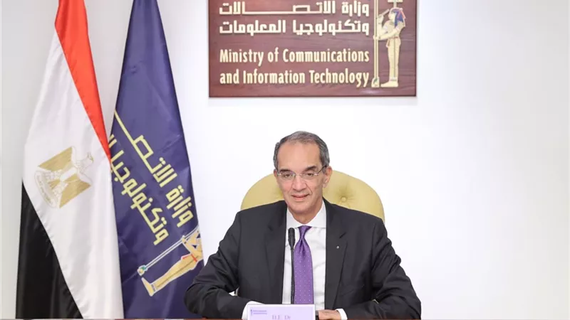 طلعت: محو الأمية الرقمية وربط القرى بكابلات الألياف الضوئية لرفع كفاءة الإنترنت