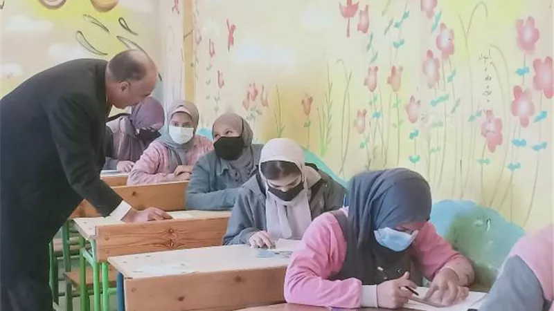 مدير تعليم السويس يتفقد لجان الشهادة الاعدادية.. ولا توجد شكاوى من اللغة العربية..صور