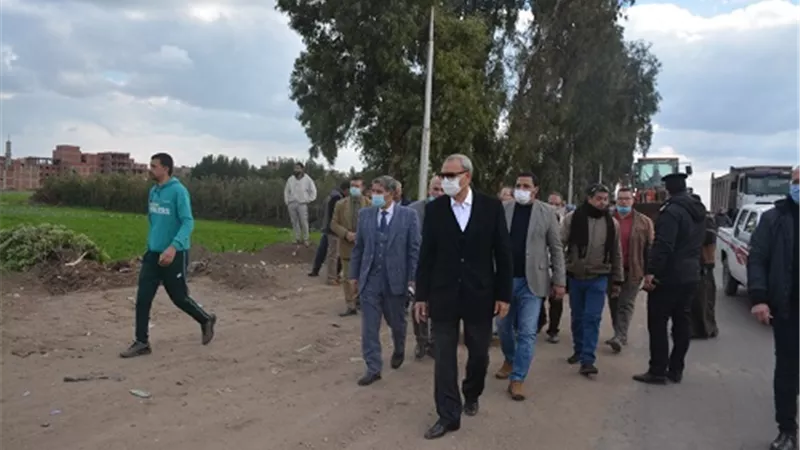 ازالة ٣٠ حالة مخالفة وتعدٍ على الأرض الزراعية ببنها.. ومحافظ القليوبية: عقوبات بالحبس والغرامة للمخالفين