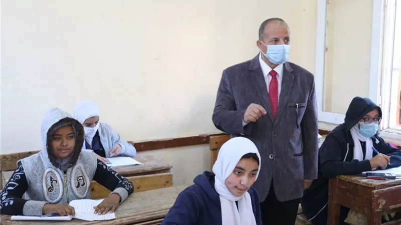 وكيل وزارة التعليم بقنا يتفقد لجان امتحانات الشهاده الاعداديه