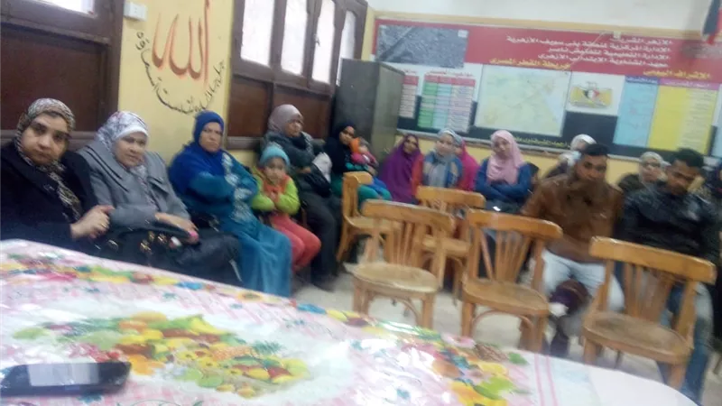 محافظ بني سويف يناقش تقريراً حول الزياده السكانيه