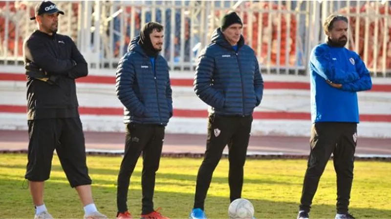 جلسة وتعليمات فنية للاعبى الزمالك قبل انطلاق المران