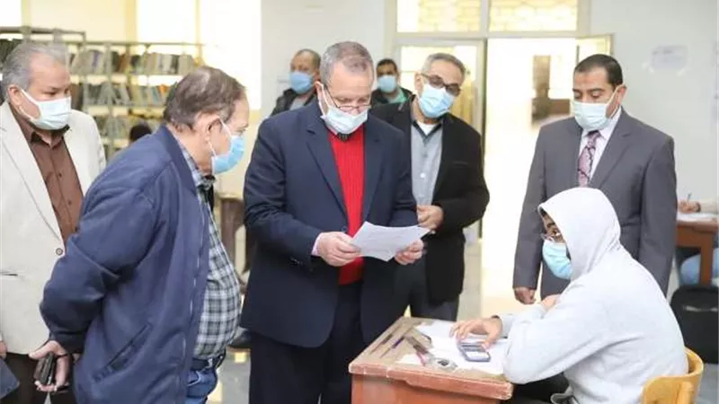 رئيس جامعة السويس يتابع امتحانات هندسة البترول والطب.. بالصور