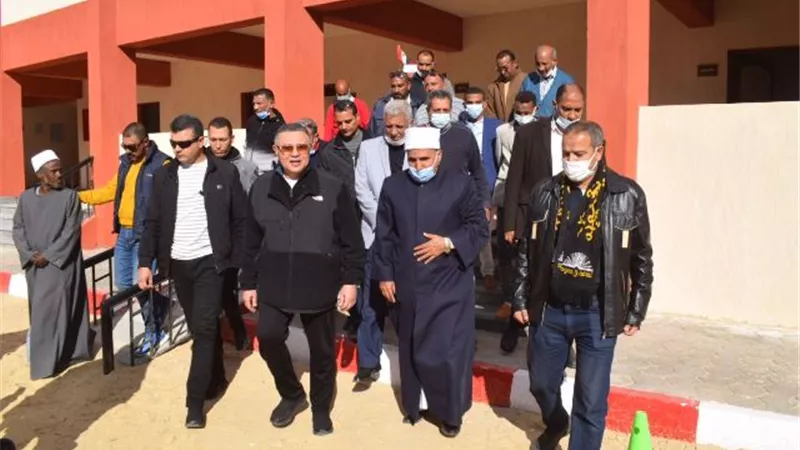 محافظ البحر الأحمر يفتتح ويتفقد مشروعات صحية وخدمية فى مرسى علم.. بالصور