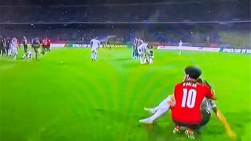 صلاح يواسى لاعبى المغرب عقب الهزيمة من الفراعنة