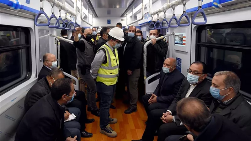 رئيس الوزراء يتابع التشغيل التجريبي للقطار الكهربائي الخفيف LRT