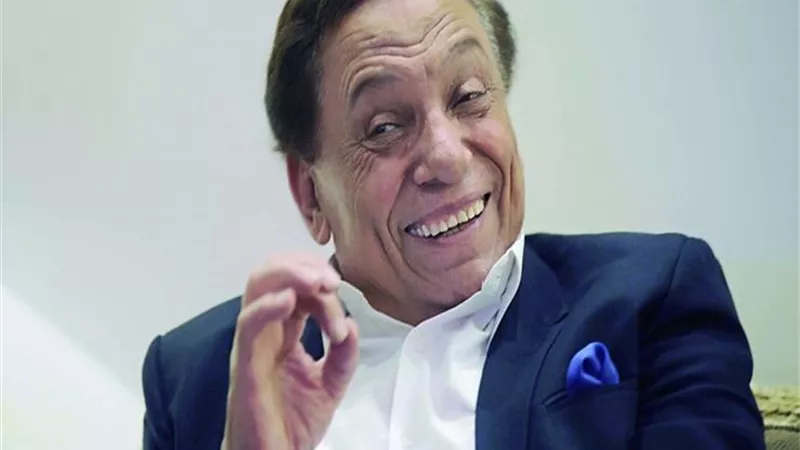 الزعيم عادل امام يحتفى بفوز المنتخب المصرى بطريقة 