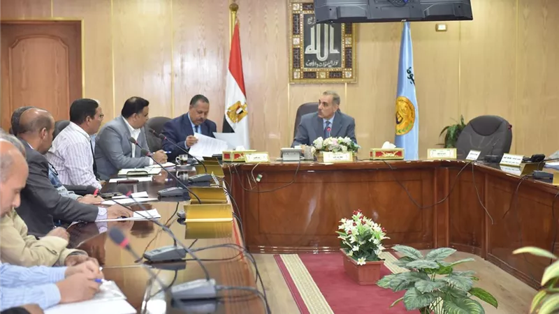 محافظ أسيوط يلتقي رئيس قطاع الآثار المصرية لبحث سبل تذليل اجراءات التقنين واسترداد حق الشعب
