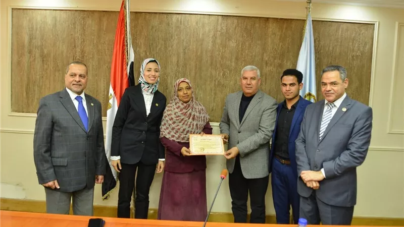 محافظ مطروح يكرم طبيبة أطفال لتفانيها واخلاصها فى العمل