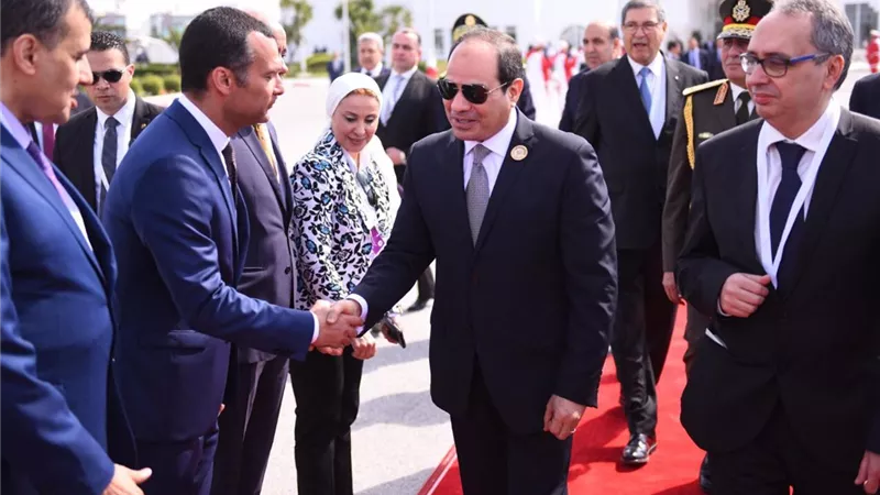 السيسى يعود من تونس بعد مشاركته فى القمة العربية