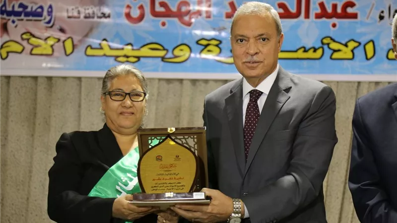 الهجان يكرم الأمهات المثاليات بمحافظة قنا