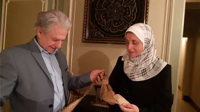 اسرة عبدالحليم حافظ تهدى سليم سحاب وفقندش هدية خاصة
