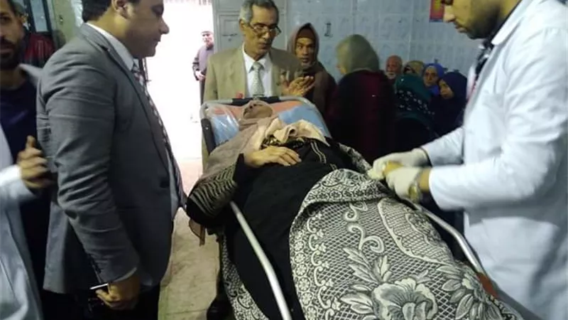 سحب عينة PCR لسيدة قعيدة تم نقلها بسيارة إسعاف لمستشفى ههيا