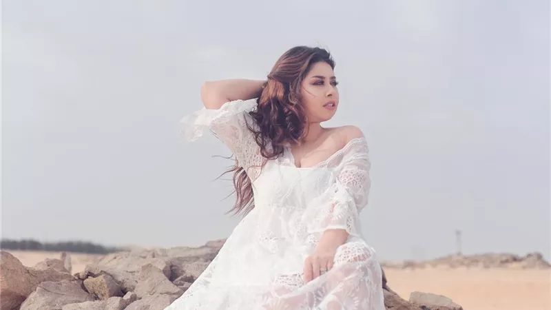 ظهور يخطف الأنظار للمطربة ايناس عز