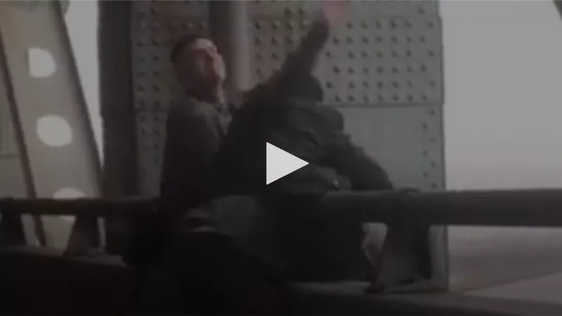 7 رجال فى محاولة انقاذ مسن من اعلى جسر منتحرا