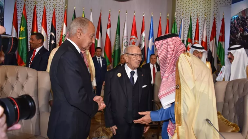 العاهل السعودي يسلم الرئيس التونسي رئاسة القمة العربية