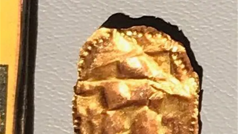 الآثار : العثور على تابوت من الحجر الجيري به مومياء ورقائق ذهبية بقويسنا