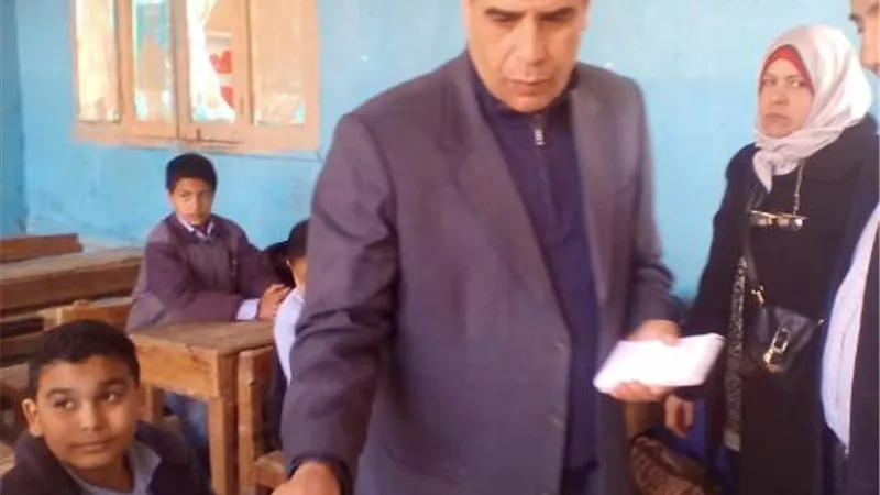 مدير تعليم الخانكة يوجه رسالة شديدة اللهجة لمتابعة سلبيات المدارس