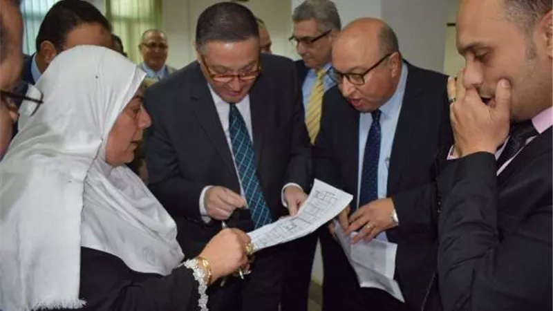 رئيس جامعة بنها يواصل جولاته فى المستشفى الجامعى