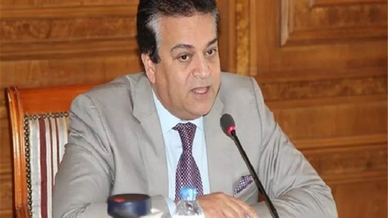 وزير التعليم العالي يعتمد نتيجة منح الدراسات العليا للمهنيين