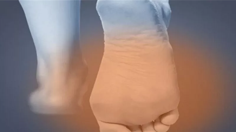 وجد قدم والده على السرير فوضعها في الثلاجة