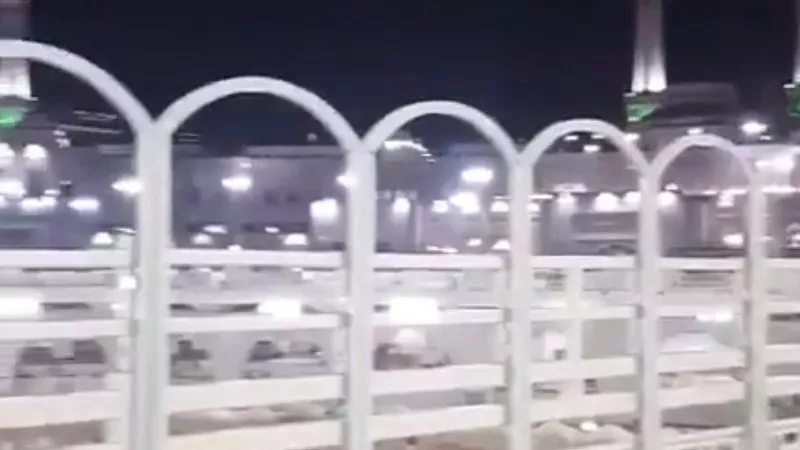 بالصور.. بناء سور لحماية المصلين في سطح المسجد الحرام