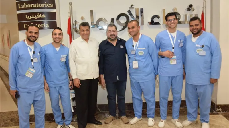 الفنان طارق عبد العزيز يزور مستشفى شفاء الأورمان لدعم مرضى السرطان بالصعيد