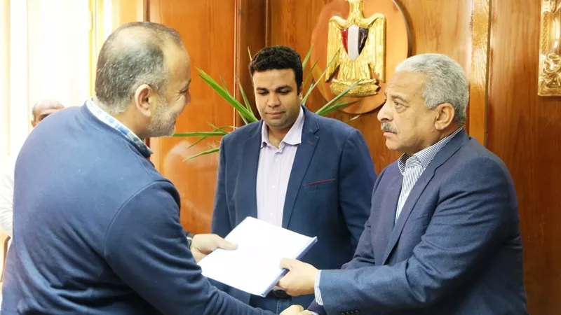 صقر يسلم عقود تمليك لأهالي السويس واضعي اليد