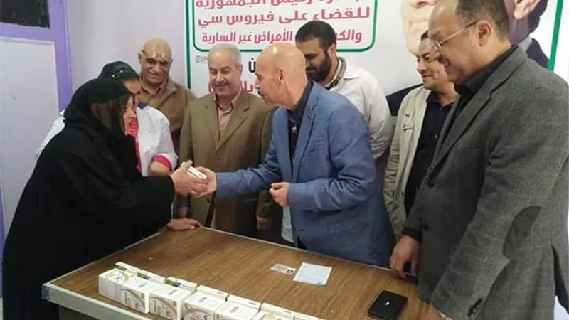 وكيل وزارة الصحة بالشرقية يسلم العلاج للمرضي بالمركز الجديد للفيروسات الكبدية بمنيا القمح