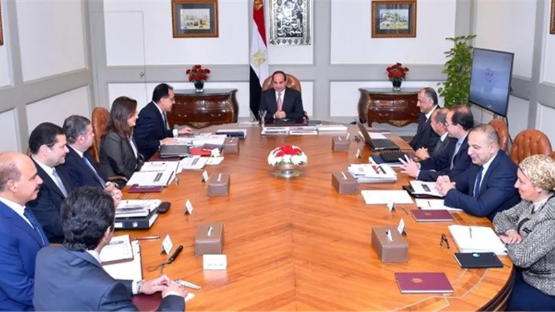 السيسى يلتقى رئيس الوزراء ومحافظ البنك المركزي ووزراء التخطيط والتجارة وقطاع الاعمال