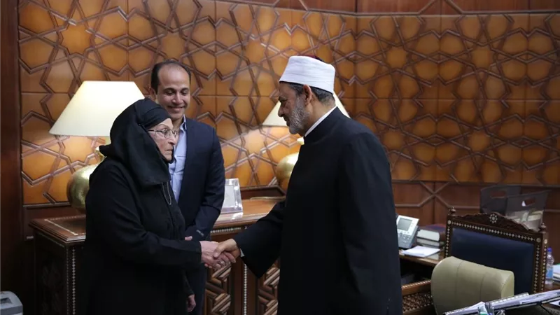 الإمام الأكبر خلال استقباله أرملة الدكتور محمد بن شريفة: الأدب العربي فقد برحيله واحدًا من أهم رموزه