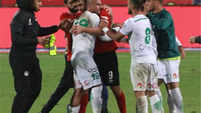 خناقة بين لاعبى الاهلى والاتحاد بعد صافرة نهاية المباراة