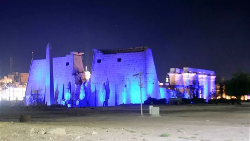 معبد الأقصر باللون الأزرق فى اليوم العالمى للتوحد