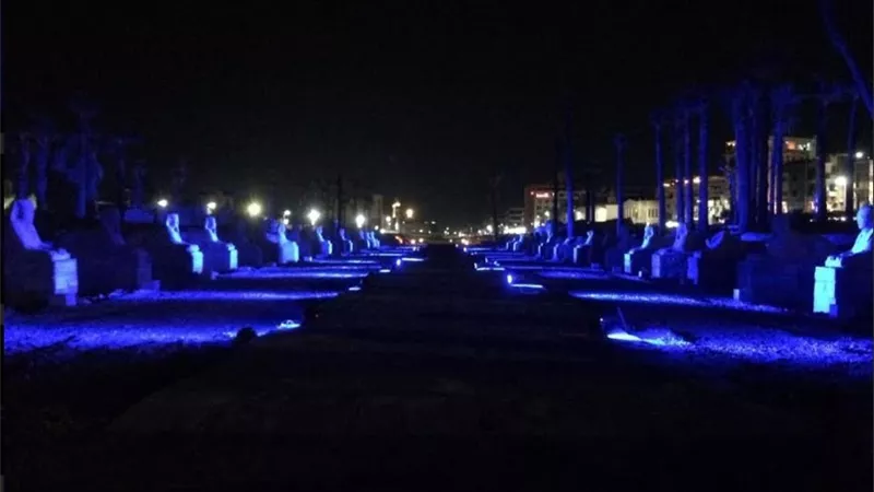 إضاءة معبد الأقصر وطريق الكباش باللون الأزرق