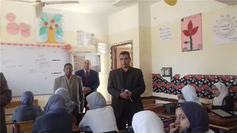 مدير تعليم الخانكة يشيد بالتزام طلاب التعليم الثانوي في المدارس