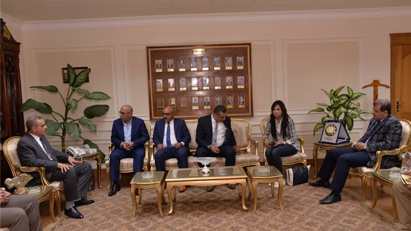 محافظ أسيوط يشهد الاحتفال باليوم العالمي لمرضى التوحد بإضاءة مبنى الديوان العام باللون الأزرق