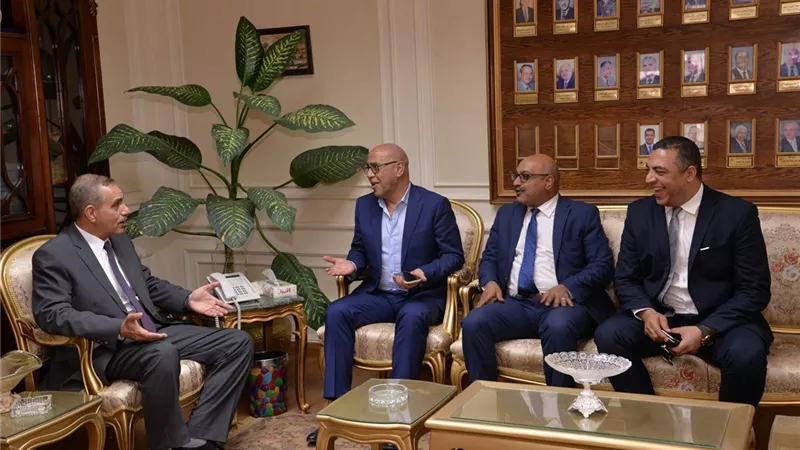 محافظ أسيوط يستقبل الفنان 
