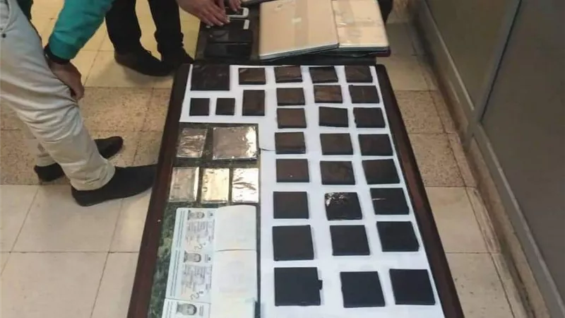 احباط تهريب ٣ كجم كوكايين خام مع ٣ كولومبيين بالمطار