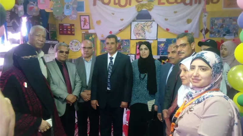 وكيلة تعليم الخانكة تشيد بأنشطة الطلاب في المعرض الختامي
