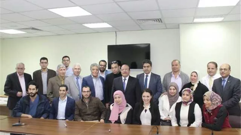 رئيس جامعة طنطا يطمئن على الطفل الذي اخترق جسده سيخاً حديدياً .. ويكرم فريق الأطباء
