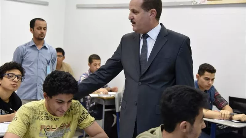 العزازى يتفقد لجان 