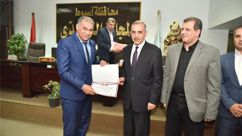 محافظ أسيوط يعلن الموافقة على تخصيص أراضي لإقامة جمعية زراعية ومحطة صرف صحي بالبدارى وسجل مدنى بأبوتيج