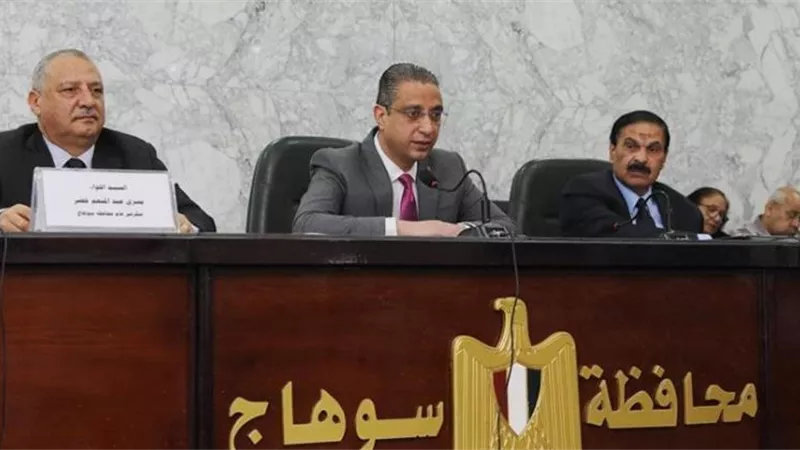 محافظ سوهاج يسلم 9 عقود أراضي واضعي اليد للمواطنين ..صور