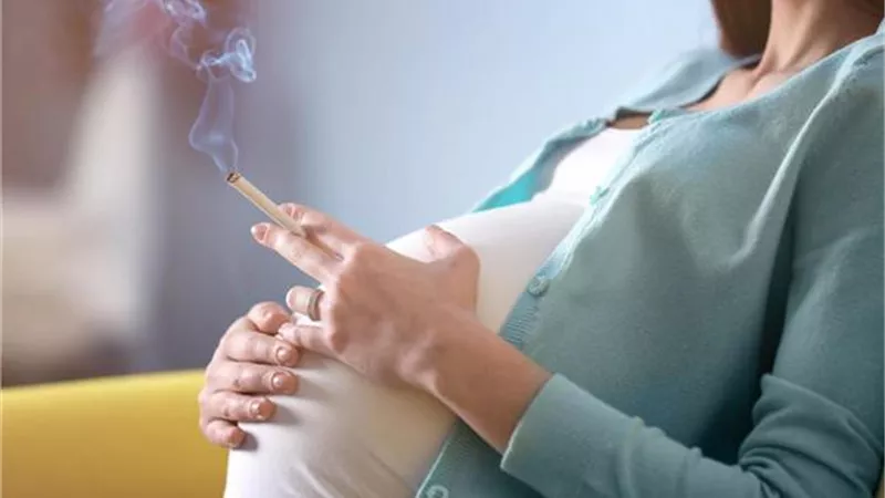 تعرف على مخاطر التدخين خلال فترة الحمل