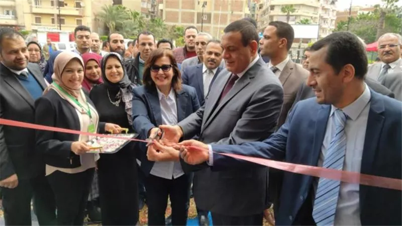 محرز ومحافظ البحيرة يفتتحان معرض 