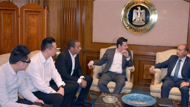 وزير التجارة والصناعة يبحث مع ممثلي شركة سونرا إليكتريك الصينية بدء نشاطها بالسوق المصري